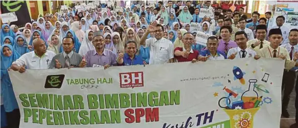  ?? [FOTO FATHIL ASRI/BH] ?? Wahyudin bergambar dengan calon SPM yang menyertai seminar anjuran TH di SMK Kota, Kota Bharu, Kelantan.