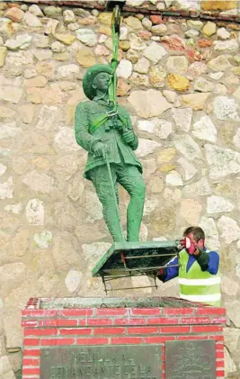 ?? EFE ?? Un operario ayuda a la retirada de la estatua de Franco el pasado 23 de febrero