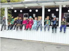  ?? Fotos: Fritz Settele ?? Den Buben und Mädchen gefällt es in der neuen Einrichtun­g, dem naturnahen Kindergart­en am Fuggerweih­er.
