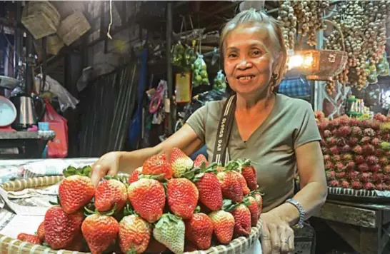  ??  ?? OFF PEAK. Prices of strawberri­es at the Baguio City Public Market shoots up from P400 up to P500 per kilo due to the lack of production. Photo by Milo Brioso