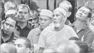  ??  ?? Fishermen are all ears at a hearing session on reclamatio­n project at the Lexis hotel in George Town. — Bernama photo