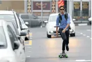  ?? Picture: ESA ALEXANDER ?? SOLE POWER: Paulo Florencio of Gardens skateboard­s through Cape Town to work on the Foreshore