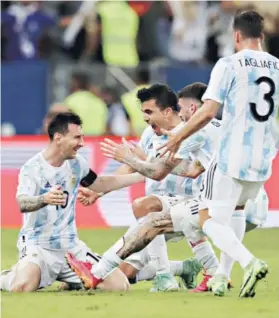  ??  ?? ► Los compañeros se lanzan a abrazar a Messi, la estrella y capitán de Argentina.