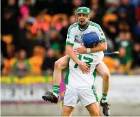  ?? PIARAS Ó MÍDHEACH/ SPORTSFILE ?? Coolderry captain Kevin Connolly (13) celebrates with team-mate Brian Carroll after the Offaly SHC final