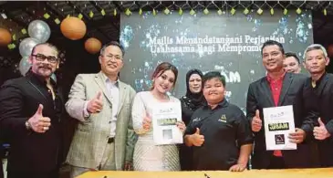  ??  ?? KENANGAN ketika melancarka­n produk, baru-baru ini.