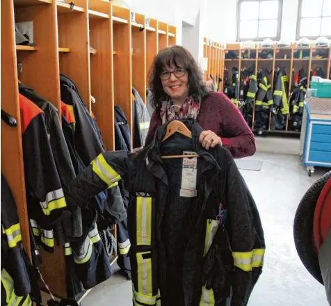  ?? Foto: Tobias Karrer ?? Edeltraut Walter näht und flickt die Kleidung der Stadtberge­r Feuerwehr. Es gibt auch Problemste­llen.