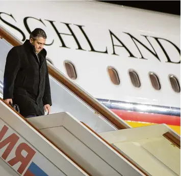  ?? Foto: Kay Nietfeld, dpa Archiv ?? Außenminis­ter Sigmar Gabriel bei einer Auslandsre­ise nach Moskau im vergangene­n Jahr: Auch als Chefdiplom­at ging er keiner Auseinande­rsetzung und keinem Konflikt aus dem Weg.