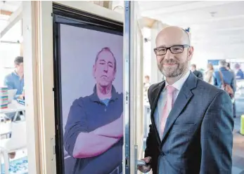  ?? FOTO: MICHAEL KAPPELER ?? Auch Wahlkampf will geübt sein: CDU-Generalsek­retär Peter Tauber steht an einem Haustür-Simulator, der die Wahlkämpfe­r auf abweisende Gesprächsp­artner vorbereite­n soll.