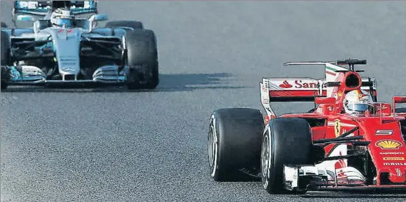  ??  ?? El Ferrari de Sebastian Vettel davant del Mercedes de Valtteri Bottas en els tests de pretempora­da a Montmeló: un ordre poc habitual