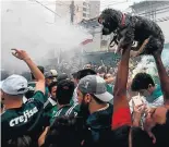  ?? WERTHER SANTANA/ESTADÃO ?? No Rio. Torcida festeja em São JanuárioEm casa. Muito sinalizado­r na comemoraçã­oÉ o bicho. Até cachorro foi para as ruas