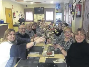  ?? SERVICIO ESPECIAL ?? Celebració­n ▷ Pilar Magrazó (segunda por la derecha), ayer con su familia en Alcañiz.