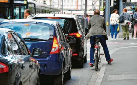  ?? Foto: Bernd Hohlen (Archivbild) ?? In der Hermanstra­ße kurz vor dem Königsplat­z war bisher kein Platz für Fahrradfah­rer. Die Stadt will das nun testweise ändern ‰ und dafür den Platz für den Autoverkeh­r ver‰ ringern.