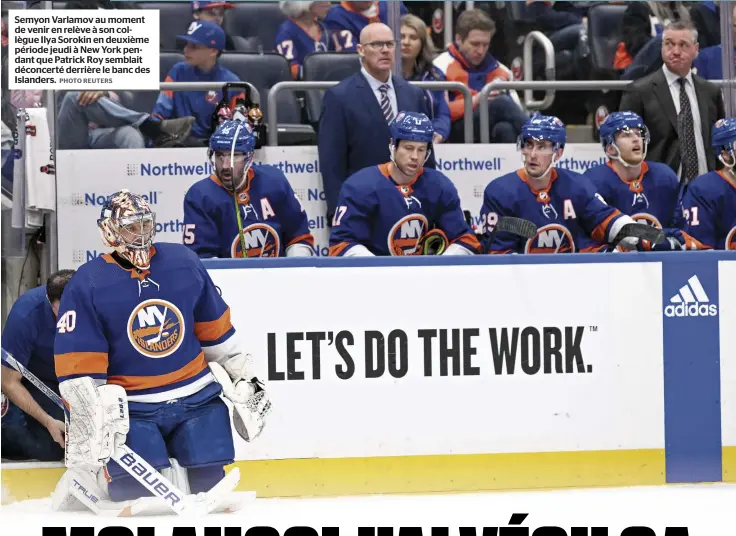  ?? PHOTO REUTERS ?? Semyon Varlamov au moment de venir en relève à son collègue Ilya Sorokin en deuxième période jeudi à New York pendant que Patrick Roy semblait déconcerté derrière le banc des Islanders.