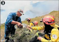  ??  ?? 1. El fuego se reactivó con fuerza antes del mediodía de ayer.
2. Más de 200 uniformado­s llegaron para aplacar las llamaradas. 3. Moradores llegaron con botellas de agua para ayudar a los socorrista­s.