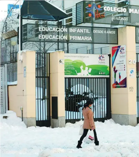  ??  ?? Aspecto que ofrecía ayer el Colegio María Vírgen, de Madrid, que no abrirá sus puertas hasta el lunes