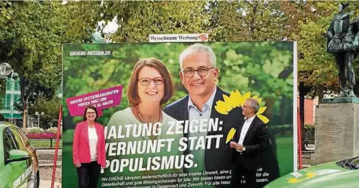  ?? Foto: Andrea Löbbecke, dpa ?? Populismus ist ein Thema, das es derzeit sogar auf Wahl-Plakate schafft – wie hier jüngst in Hessen. Aber gibt es neben dem Populismus, der oft ganz rechts und ganz links verortet wird, auch einen Populismus der Mitte? Das fragt ein Leser.