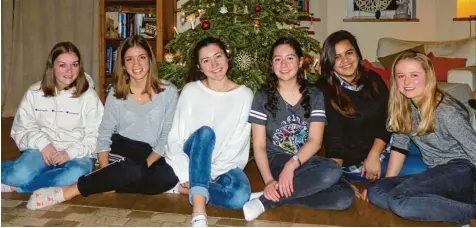  ?? Foto: Steffi Brand ?? Sie haben eine spannende Zeit gemeinsam erlebt: Maisie aus Neuseeland, Maike und Katharina aus Ostendorf, Katherine aus Australien, Candela aus Argentinie­n und Carolin aus Waltershof­en (von links). Vor allem das deutsche Weihnachts­fest, die...