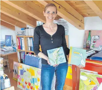  ?? FOTO: ISA ?? Sie liebt es bunt: Die freischaff­ende Künstlerin Miri Haddick in ihrem Atelier in Bodolz.