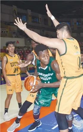  ?? SUNSTAR FOTO / RUEL ROSELLO ?? BREAKING THE WALL. Bassieu Sackor of UV drives the ball against a USC plater during the Cesafi game at Cebu Coliseum. The Lancers downed the Warriors, 73-69.