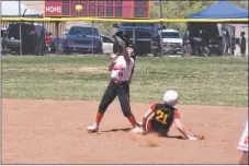  ?? JEANS PINEDA/Taos News ?? Camille Hernandez beats the throw to second base on Saturday (April 9).