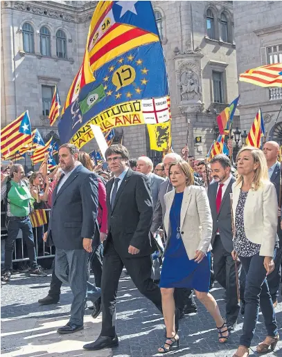  ?? J. lago/afp ?? Junqueras, a la izquierda, participó el sábado de la marcha en apoyo de los alcaldes separatist­as