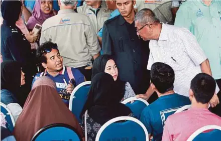  ?? NAFIS
PIC BY SAIRIEN ?? Inspector-General of Police Datuk Seri Mohamad Fuzi Harun talking to some of the victims’ family members at the National Institute of Forensic Medicine in Kuala Lumpur, yesterday.