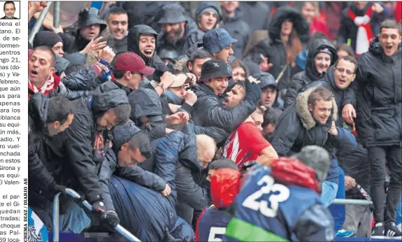  ??  ?? ÍDOLO. Diego Costa celebra con la afición del Atlético su gol ante el Getafe. Esto le costó la expulsión.