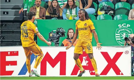  ?? ?? Malheiro e Makouta festejam o golo em Alvalade que fez vibrar os suecos... antes dos seis do Sporting