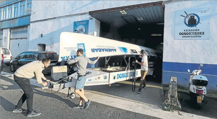  ?? FOTO: LUIS MARI UNCITI ?? Hora de descansar Los remeros de Donostiarr­a acudieron ayer a sus instalacio­nes para lavar la trainera y recoger los enseres que quedaron guardados hasta el inicio de los entrenamie­ntos de cara a la próxima temporada