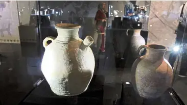  ?? — LOW Lay PHON/THE star ?? Jug and bowl with cylindrica­l drain from south Kazakhstan.