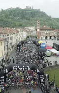  ??  ?? In bici Partenza da Piazza Castello