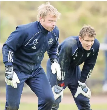  ?? FOTO: NORBERT RZEPKA ?? Einst Konkurrent­en in der Nationalma­nnschaft: die Torhüter Oliver Kahn (links) und Jens Lehmann.