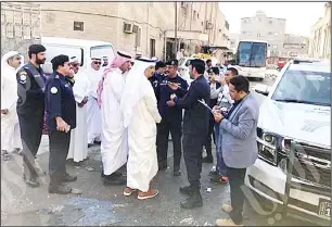  ?? MoI photo ?? Municipali­ty officials visiting the area with police to see the violations committed by residents and expats.