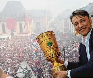  ?? Foto: Jan Huebner ?? Niko Kovac mit dem Cup: 25000 Fans feierten um den Frankfurte­r Römer den Pokalsieg der Eintracht.