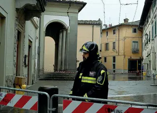  ??  ?? Quella che è diventata la foto simbolo del terremoto in Mugello: la chiesa di San Silvestro danneggiat­a e inagibile