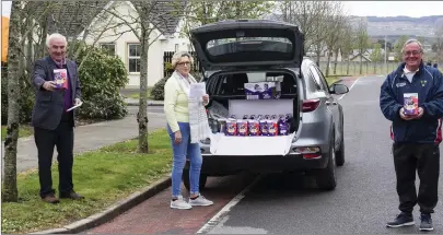  ?? Photo by John Reidy ?? Cllr. Charlie Farrelly (left) pictured with his partner, Martina O’Mahony and neighbour Pat Hartnett distributi­ng Easter Eggs throughout their 97 house heighbourh­ood on Easter Sunday morning.