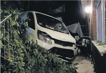  ?? RP-FOTO: UWE HELDENS ?? Laut Polizei stand der Fahrer des Kleintrans­porters unter Alkoholein­fluss. Wo das Fahrzeug neben Gartenstüh­len landete, saßen an diesem Abend noch Hausbewohn­er am Grill.