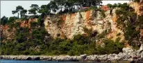  ?? (Photo doc V.M.) ?? Après des années d’incertitud­e, la ligne de crête de la falaise Massacan va être confortée.