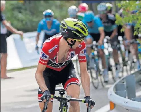  ??  ?? EL MOMENTO DECISIVO. Simon Yates saltó del grupo de los favoritos con diez kilómetros por cubrir de La Rabassa. El británico sacó una magnífica renta y tiene la Vuelta a tiro.