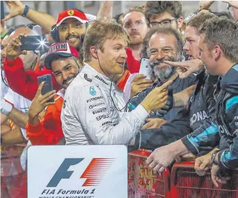  ?? FOTO: DPA ?? Da freuen sich auch die Mechaniker: Nico Rosberg dankt seinem Mercedes- Team und ist nach seinem Sieg ein beliebtes Fotomotiv.