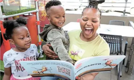  ?? /ANTONIO MUCHAVE ?? Sihle Nontshokwe­ni reads her book with Nombuhle Skobele andr Sanele Mahlangu.