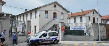  ??  ?? Hier, le cortège des mariés est passé devant la caserne Auvare. Un individu a lancé un fumigène dans l’enceinte de la caserne.