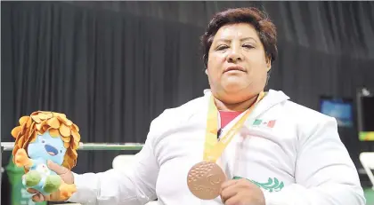  ??  ?? Catalina Díaz, especializ­ada en levantamie­nto de potencia, es otra de las favoritas a medalla en el Campeonato Mundial de Parapowerl­ifting, que se realizará en el gimnasio olímpico Juan de la Barrera ■ Foto @CONADE