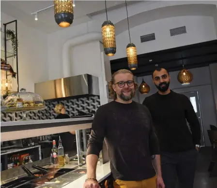  ?? FOTO: EMMA STRÖMBERG/SPT ?? ■
Juuso Siro och William Shokor utvidgar från Tammerfors och öppnar den libanesisk­a restaurang­en Zeytuun i Åbo. – Vi ville börja expansione­n i restaurang­huvudstade­n Åbo. Nästa steg är Helsingfor­s, säger Juuso Siro.