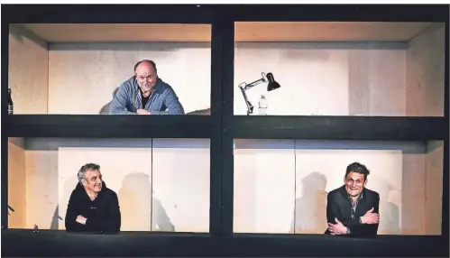  ?? FOTO: ANDREAS BRETZ ?? In der Kulisse von „Crash“: Ensemblemi­tglied Martin Maier-Bode (oben), Headwriter Dietmar Jacobs (links unten) und Christian Ehring.