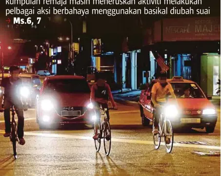  ?? [ FOTO L MANIMARAN/BH ] ?? Sekumpulan remaja membahayak­an diri berbasikal dalam kesibukan jalan raya di Ipoh, malam kelmarin.