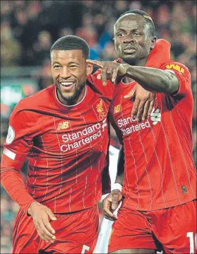 ?? FOTO: EFE ?? Wijnaldum y Mané fueron dos de los goleadores del Liverpool ante el West Ham