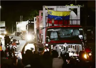  ?? Bruno Kelly - 19.jan.21/Reuters ?? Caminhões da Venezuela com oxigênio chegam a Manaus