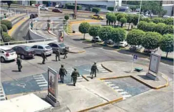  ?? |CORTESÍA ?? Visitantes del centro comercial La Gran Plaza se vieron sorprendid­os por la presencia de militares en el estacionam­iento, aunque trascendió que sólo se usó el espacio como centro de reunión.