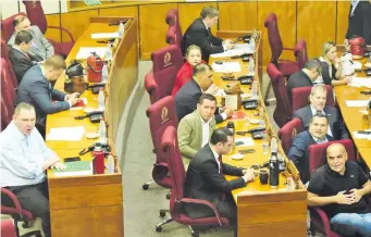  ?? ?? Vista de las bancadas coloradas, cartistas y satélites, ayer en la Cámara de Senadores.